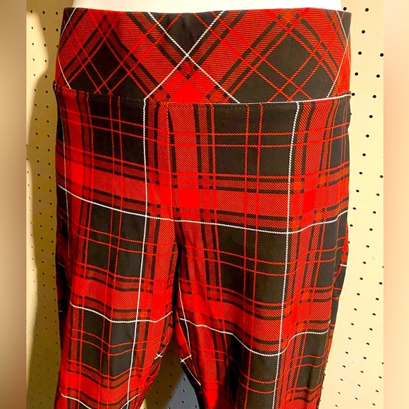 Torrid pixie pants sz 2X red tartan plaid w/wide waistband & contouring NWT - Picture 2 of 6